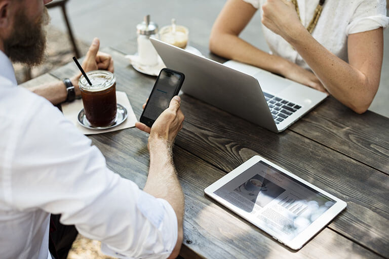 Reunião de trabalho com laptop, smartphone e tablet